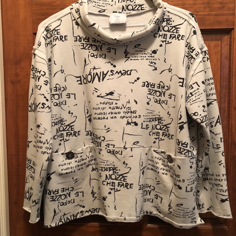 Chalet top. XL. Light gray with black accents